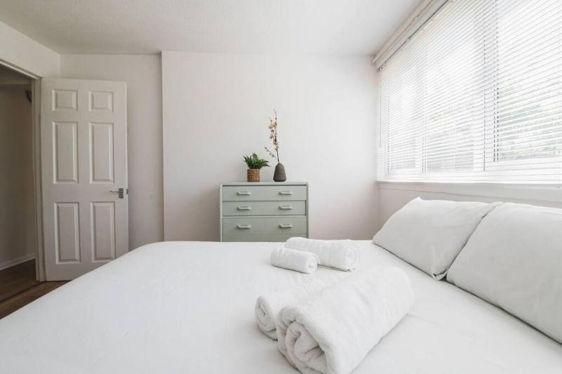 Stylish & Tranquil Flat with Excellent Connections — отель с удобствами в Лондоне
