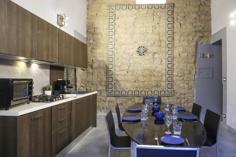 Donna Consiglia Design Apartment by Wonderful Italy — отель с удобствами в Неаполе