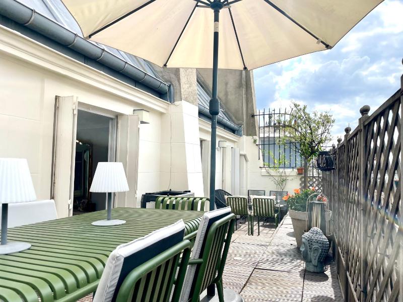 Luxury 2-bedroom with terrace near Montmartre — отель в Париже, Франция