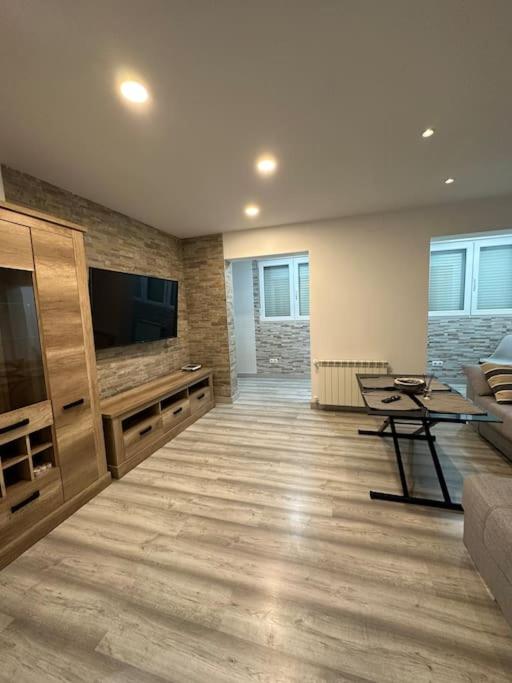 Cozy 1-Bedroom Apartment — отель с удобствами в Мадриде