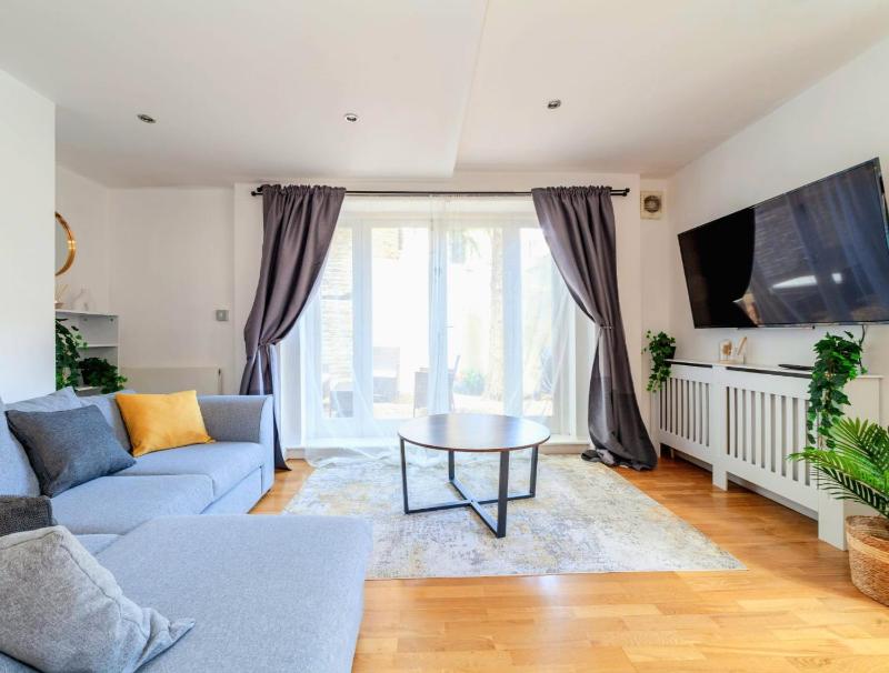 Comfy 2 bed Apt with Private Garden,Battersea Central LDN — забронировать отель в Лондоне