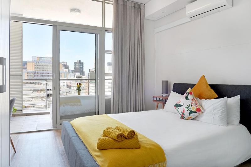 Margot - Luxury apartment, City, Ocean & Mountain views! — отель с удобным расположением в Кейптауне