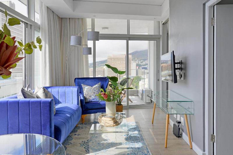 Цены на Sophia - Sunny Corner Apt, 180° Ocean, City & Mountain Views в Кейптауне
