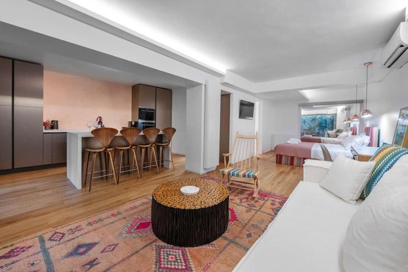 Luxury stay with garden, US embassy — отель в Афины, Греция