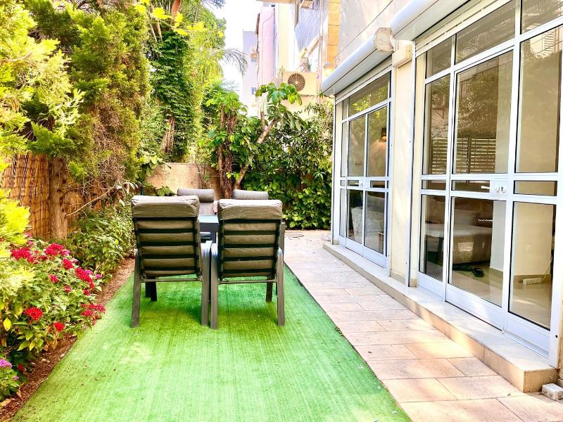 Цены на Amazing 3-room garden apartment near Gordon Beach and the Hilton в Тель-Авиве