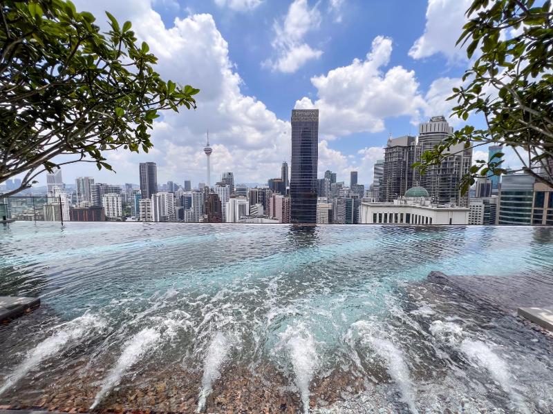 Infinity Pool KL view Axon residence Bukit Bintang Iconique — отель с удобным расположением в Куала-Лумпуре