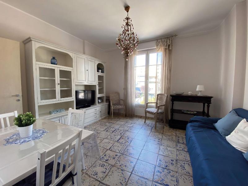BEAUTIFUL renovated apartment ,NEXT TO THE BEACH ! AIR-C, FREE PARKING! — отель с удобствами в Николь