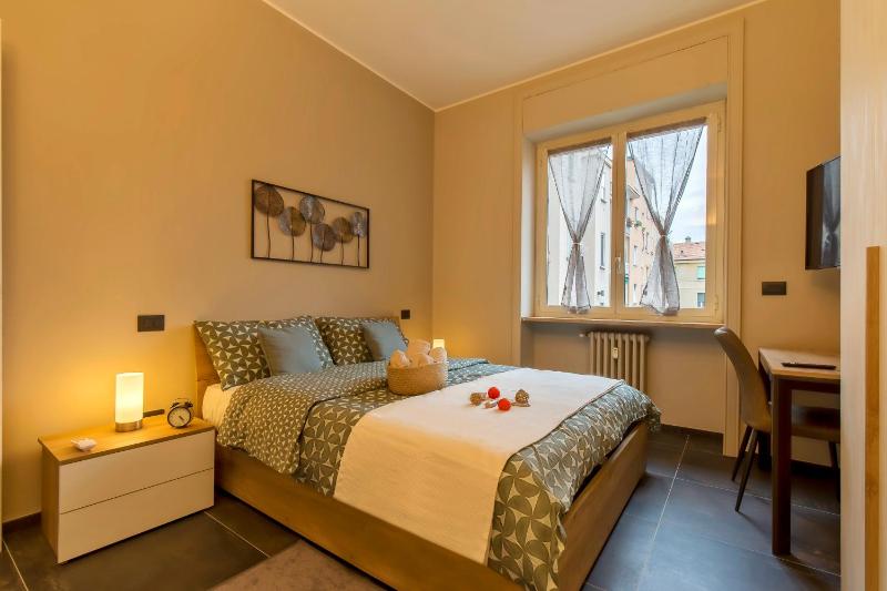 Цены на Modern & Bright 2 bedroom Flat 50m from M4 Stop в Милане
