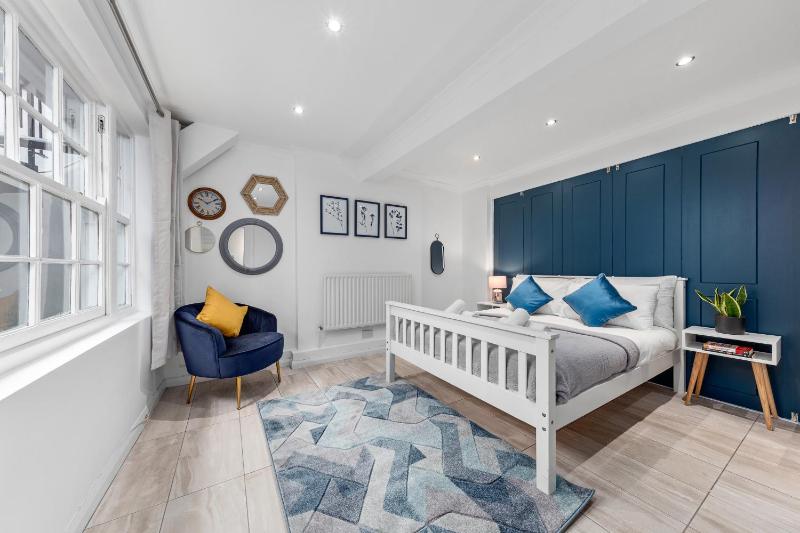 Modern Flat in Paddington Near Hyde Park W2 London — отель с удобным расположением в Лондоне