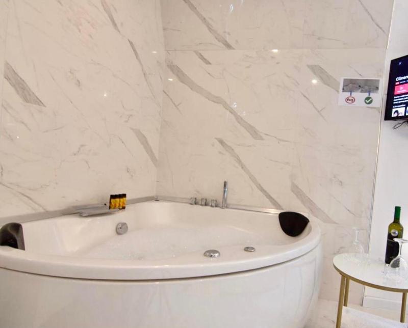 Opera Luxury Suites by Noe & Chloe — комфортный отель в Белграде