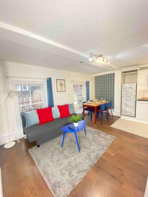 Цены на Chic 2 bed apt in brick lane в Лондоне