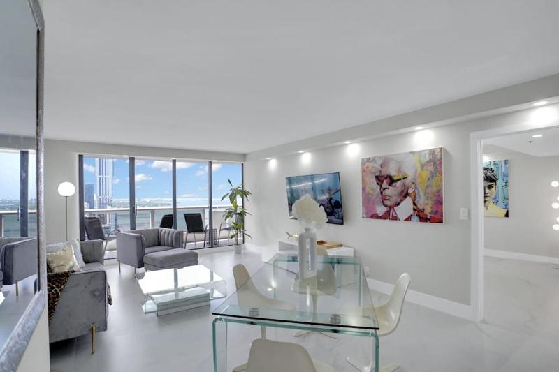 Цены на Superstar! Penthouse with Water and Park Views! в Майами