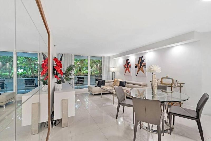 Poolside Oasis! Steps To Pool & Jacuzzis! 4 BR — отель с удобным расположением в Майами