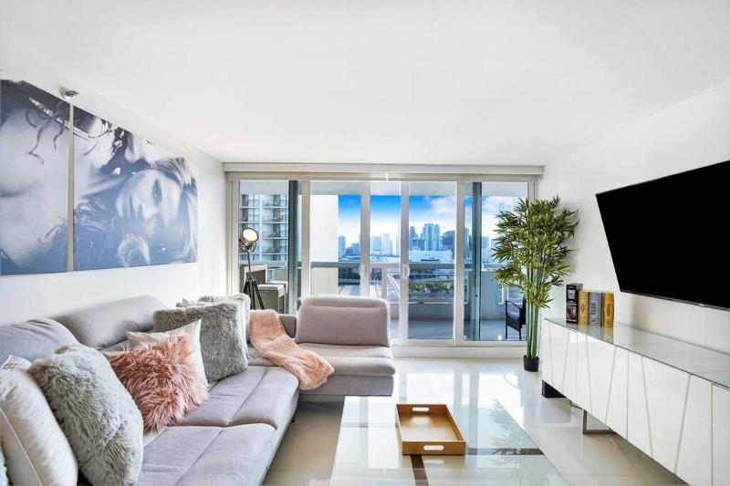 Some Like It Hot! Miami Skyline & Water Views 4BR — отель с удобствами в Майами