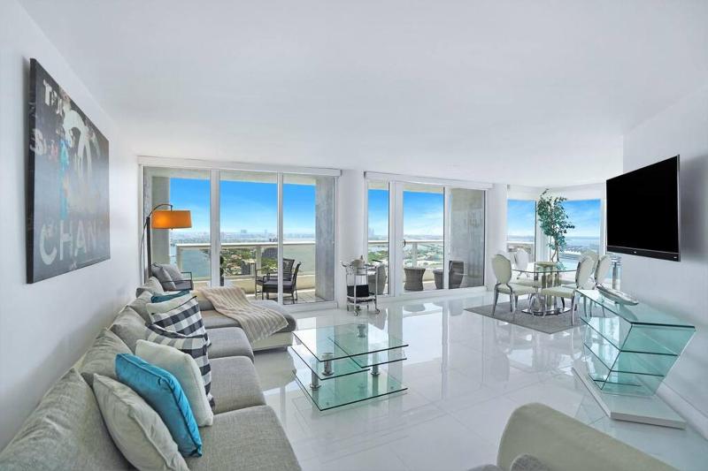 Цены на Bay Watch Penthouse! Direct Water Views! в Майами