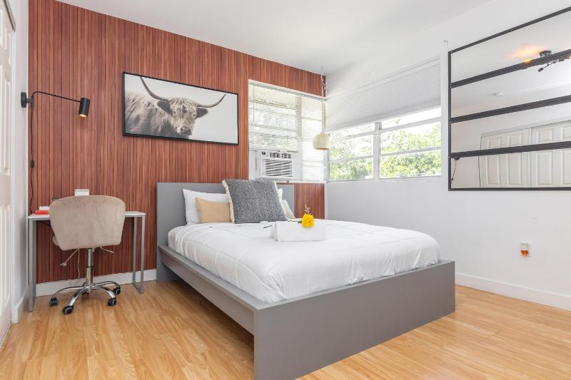Home Miami Midtown - Wynwood area with backyard - Art District near Beach — отель с удобным расположением в Майами