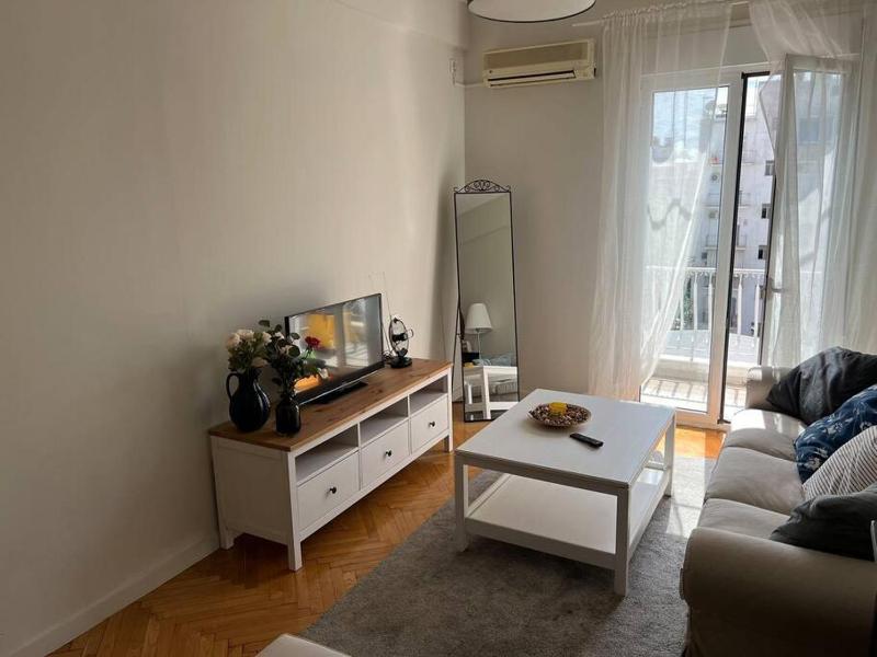 Beautiful 2-Bedroom Apartment close to Metro — комфортный отель в Афины