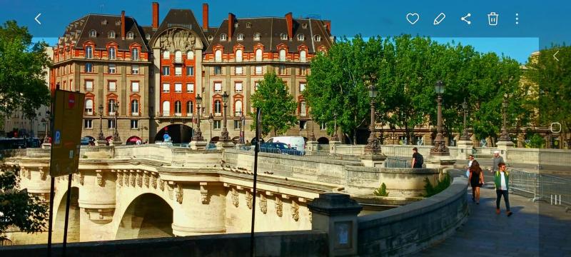 Emily in Paris — отель с удобным расположением в Париже
