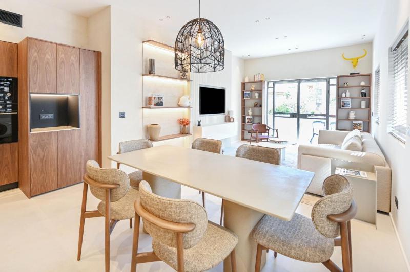 Stylish 3BR close to the beach by HolyGuest — забронировать отель в Тель-Авиве