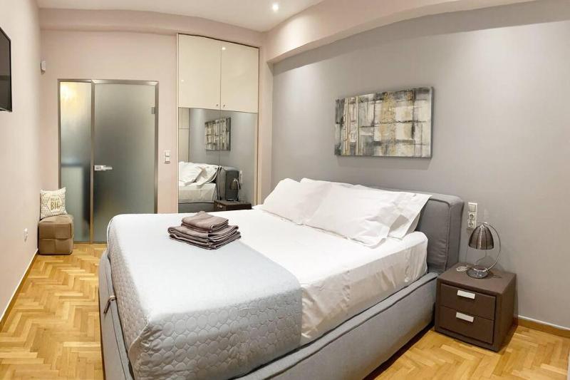 Hidden Gem Luxury Apartment — забронировать отель в Афины