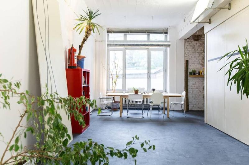 200qm Loft for Friends and Family - on the Spree! — отель с удобствами в Берлине