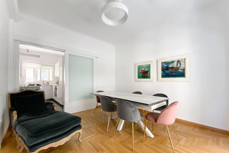 Bright and roomy apartment, in the heart of Athens — комфортный отель в Афины