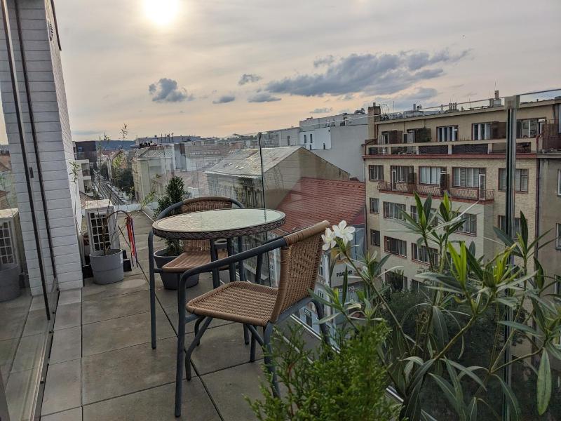 Cozy Apartment with Big Terrace in Central Prague - Karlin — комфортный отель в Праге