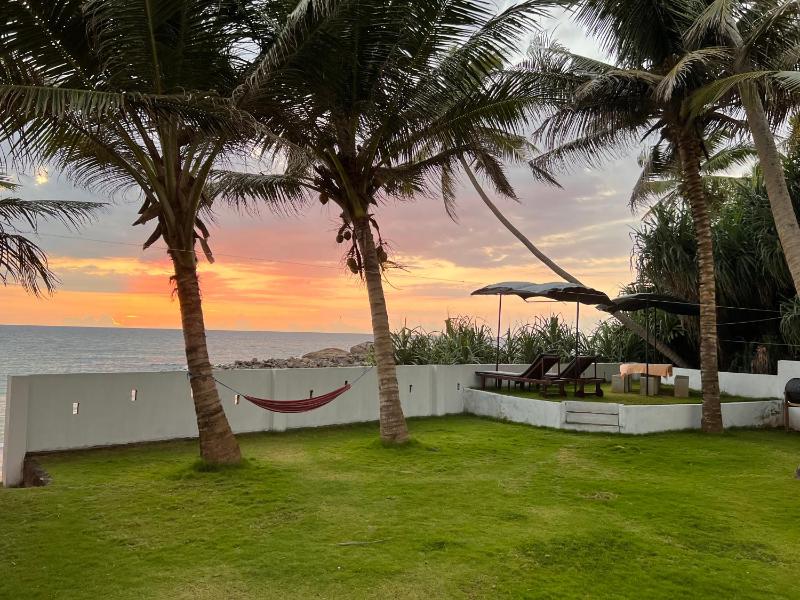 Villa One64 Beach Front Ground Floor 2BR Apartment — отель с удобствами в Хиккадува