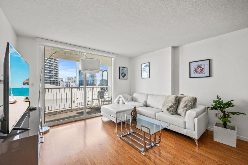 Цены на Amazing High Rise at Brickell with Pool View в Майами