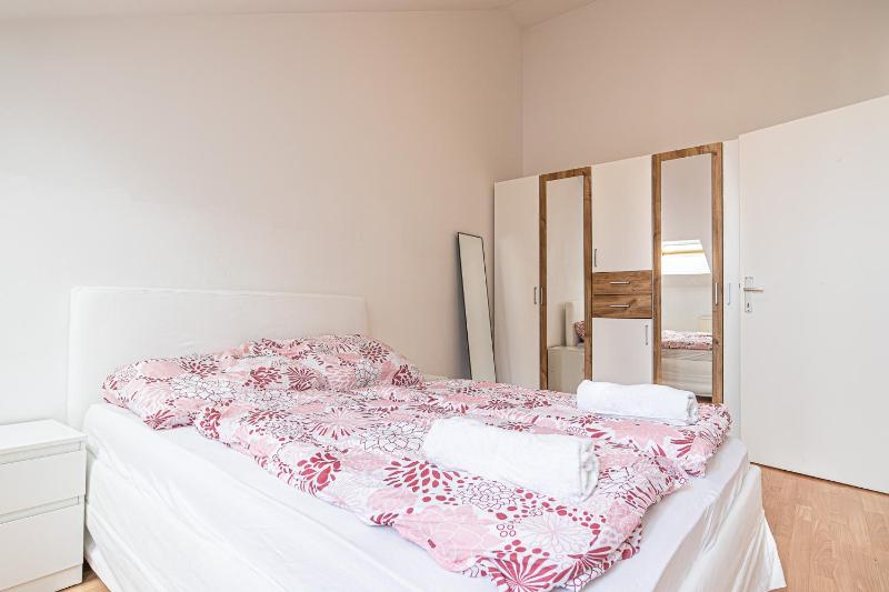 Cozy 1BR Apt Comfortable Design/@ Schonbrunn — отель в вене, Австрия
