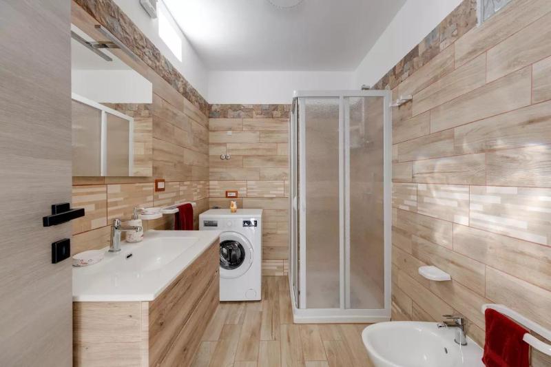 Soi e Mari a Càbras - Elegante Appartamento con Giardino