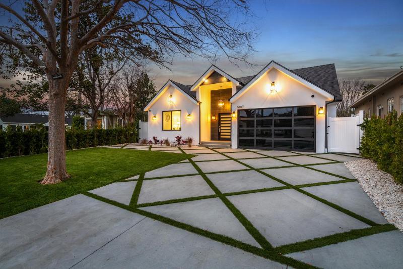Universal Studios Stellar home with pool and jacuzzi — комфортный отель в Лос-Анджелесе