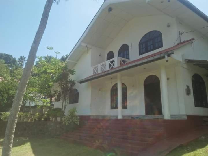 Villa holiday house unawatuna — отель с удобствами в Унаватуна