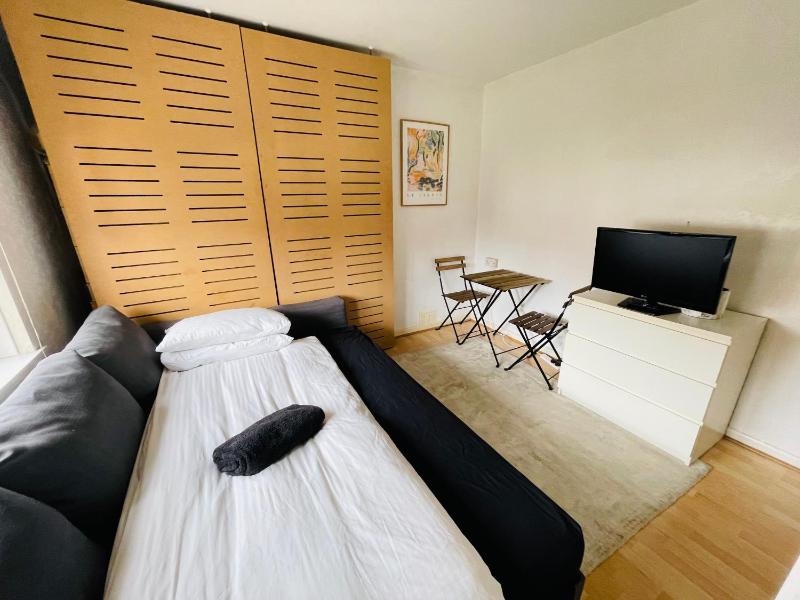 Spare room in peaceful neighbourhood near the centre of London — отель с удобствами в Лондоне