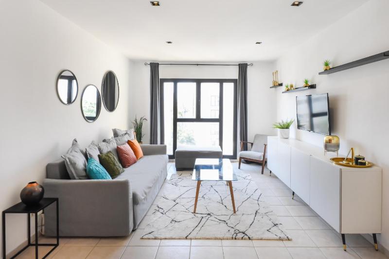 Peaceful 2BR in Noga by HolyGuest — отель с удобствами в Тель-Авиве