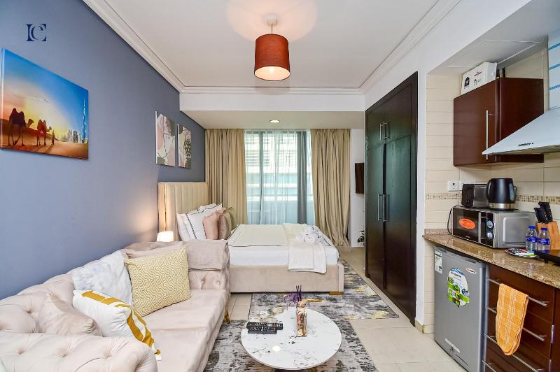 Modern Studio Apt - Metro, Beach & Mall mins away — комфортный отель в Дубае
