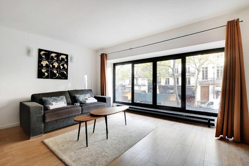 Superb apartment in the heart of the 2nd arrond of Paris 8P3B — забронировать отель в Париже