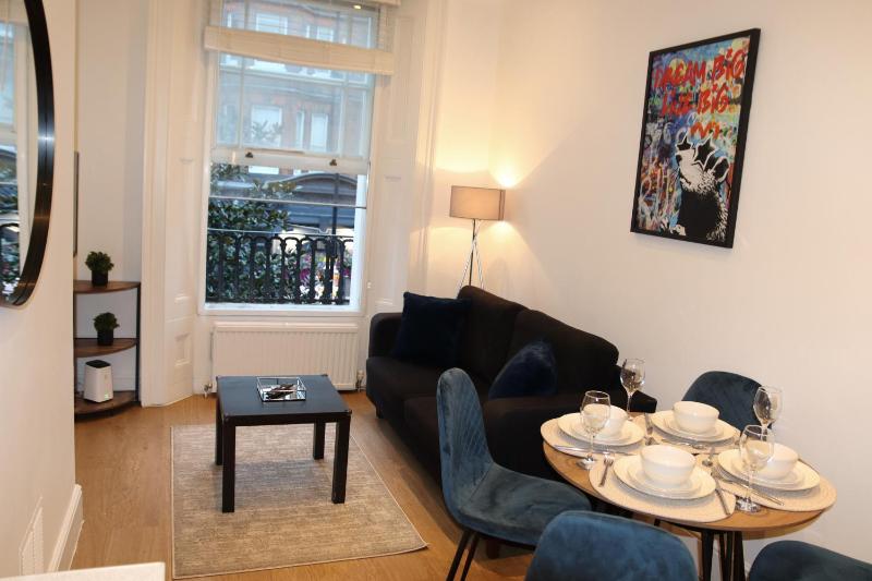 Charming Hyde Park 2Bedroom Flat — отель с удобным расположением в Лондоне