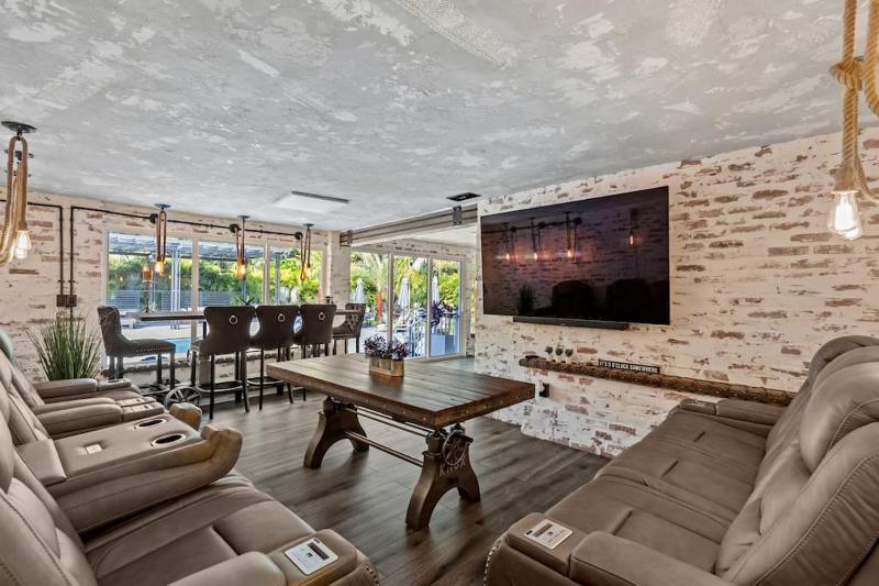 Villa with Outdoor Sauna, Outdoor Bar and Pergola with games — комфортный отель в Майами