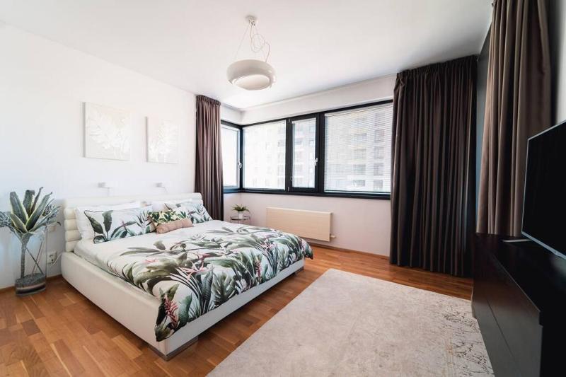 Prague Marina River View Apartment Close To City Centre FREE PARKING — отель с удобствами в Праге