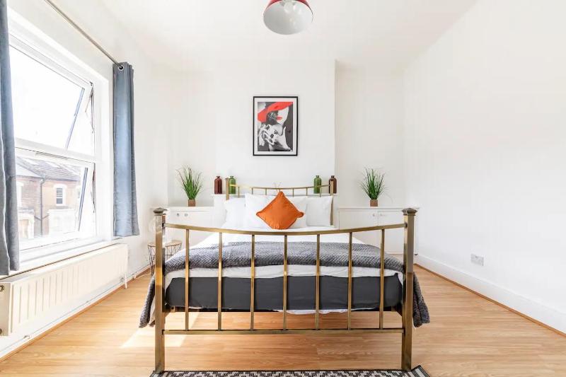 Цены на Large, Bright and Spacious 3 Bed Flat in London в Лондоне