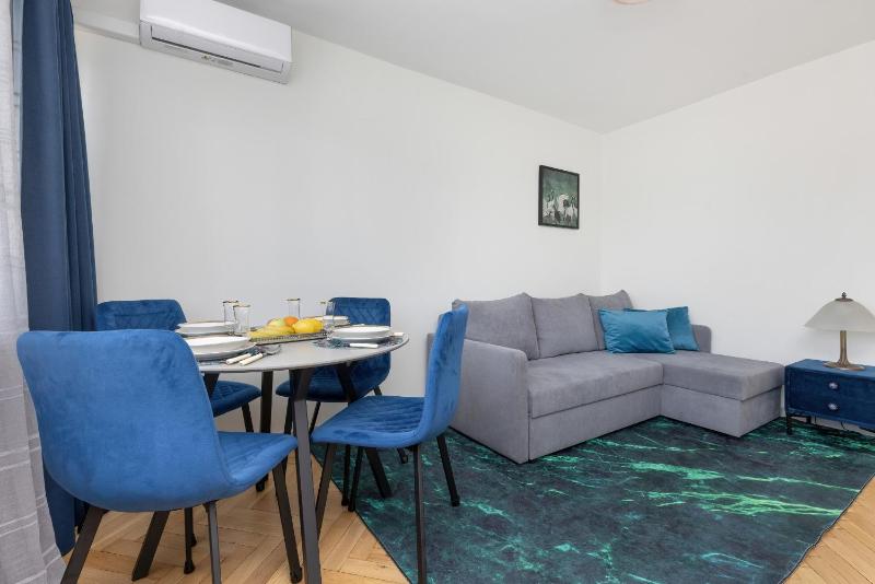 Cozy and Comfortable Wola Apartment by Renters — отзывы гостей и цены