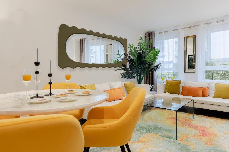 Explore the MOST EXQUISITE West-End from a Harrods FAMILY and COUPLE HOME — комфортный отель в Лондоне