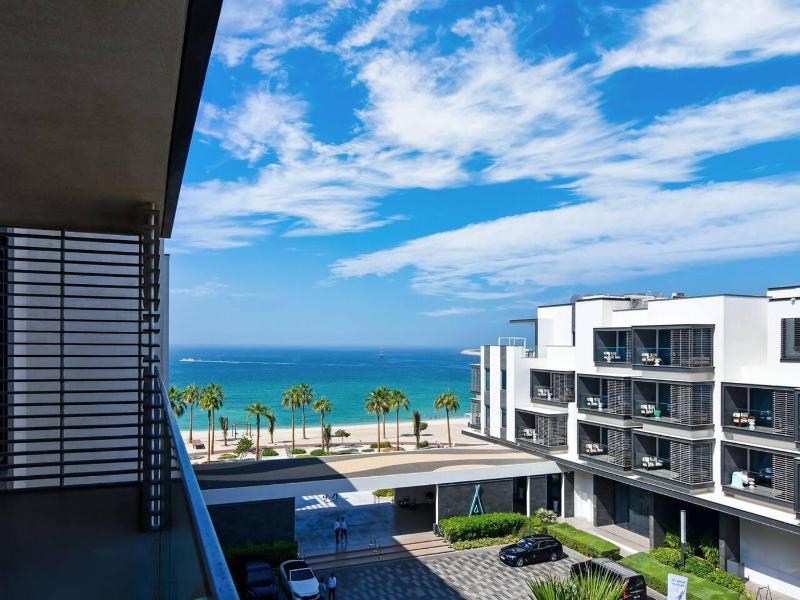 Sleeps 4 in Nikki Beach Pearl Jumeirah! — отель с удобствами в Дубае