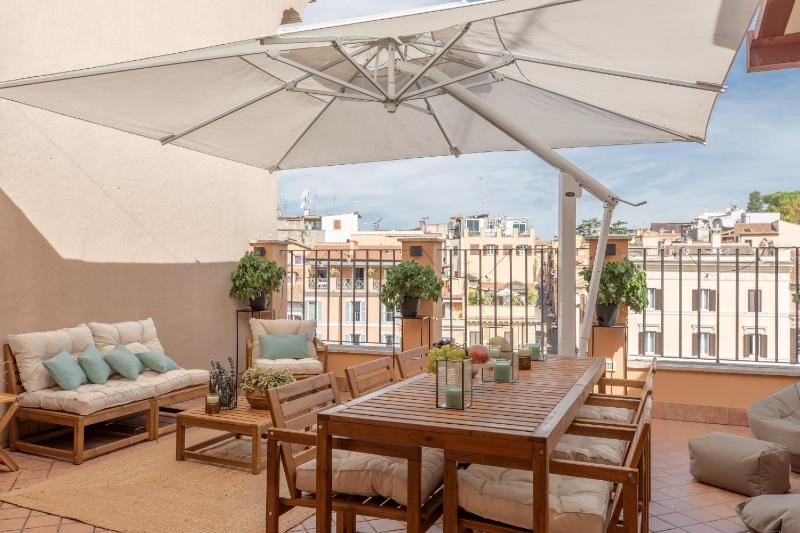 Barberini Caesar Suites — отель с удобным расположением в Риме