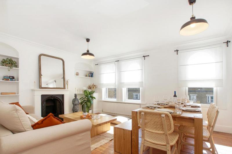 Bright, stylish & cosy 3-Bed Flat near Mile End — отель с удобствами в Лондоне