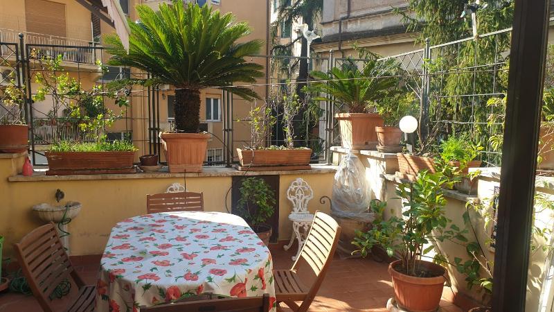 Цены на 2MG: appartamento con terrazzo nel cuore di Roma! в Риме