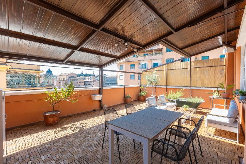 Prati View Penthouse by Rental in Rome — комфортный отель в Риме