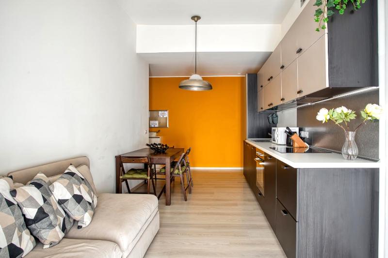 JOIVY Vibrant 2bed apt with balcony — отель в Милане, Италия
