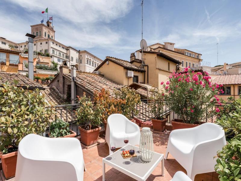 The Best Rent - Two-bedroom apartment with terrace near Trevi Fountain — отель с удобным расположением в Риме